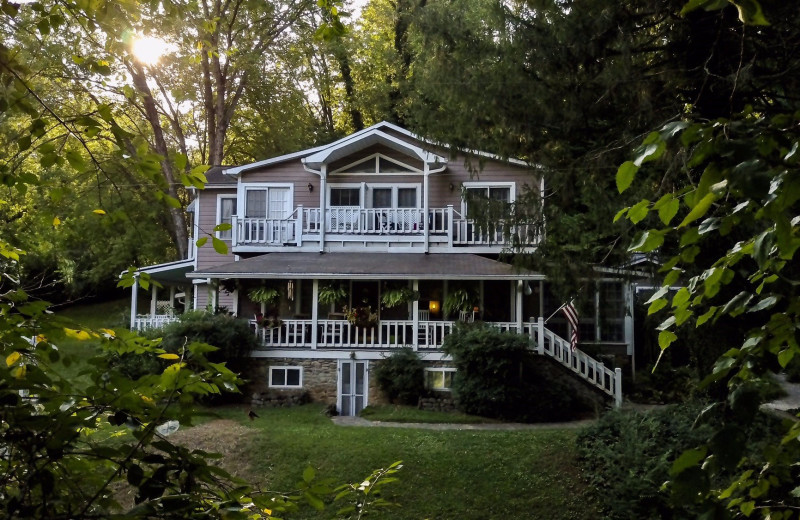 Exterior view of Folkestone Inn B&B.