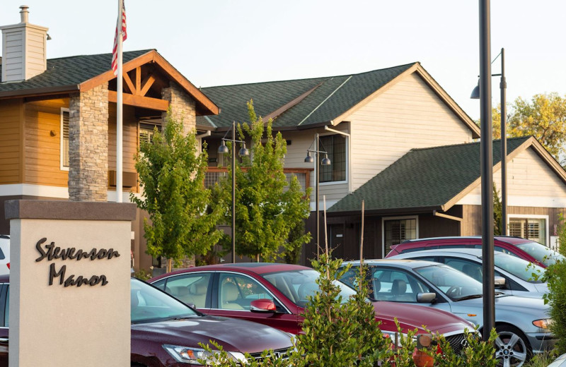 Exterior view of Best Western Plus Stevenson Manor Inn.