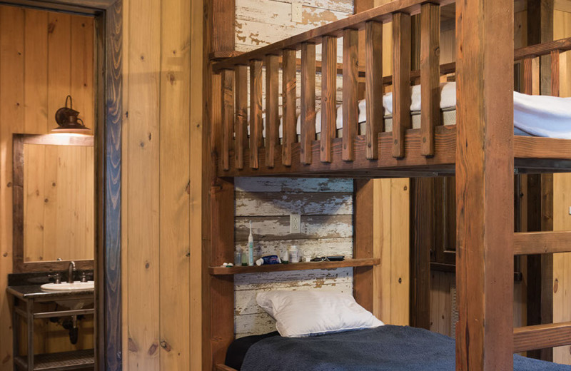 Guest bedroom at Lonehollow.