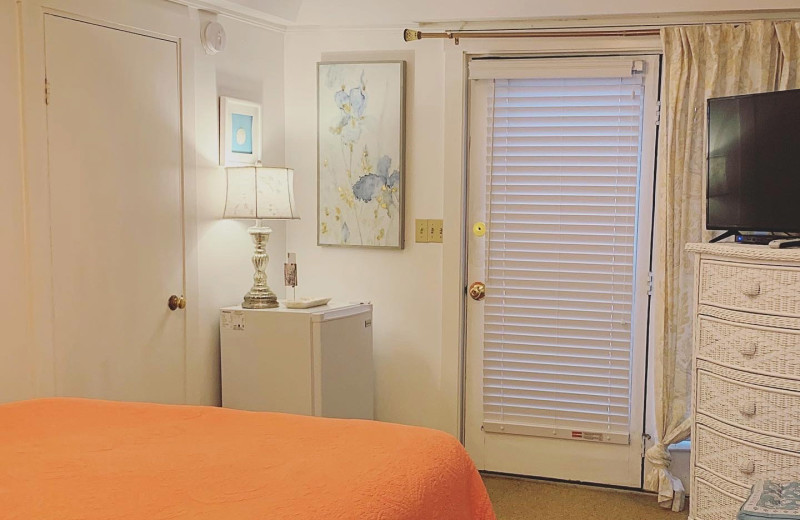 Guest room at Harbour Towne Inn on the Waterfront.