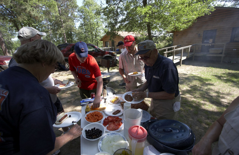 Family picnic at Pine Terrace Resort.