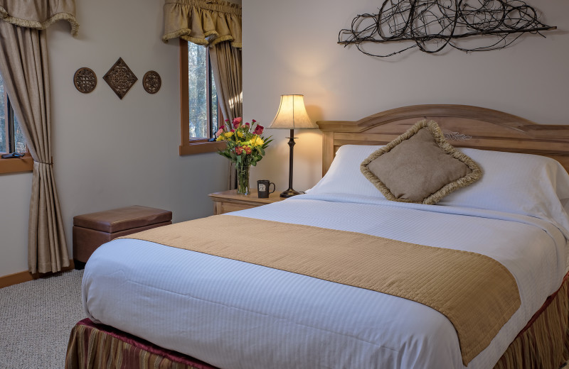 The MacDougal East Croft bedroom at Glenlaurel, A Scottish Inn & Cottages.