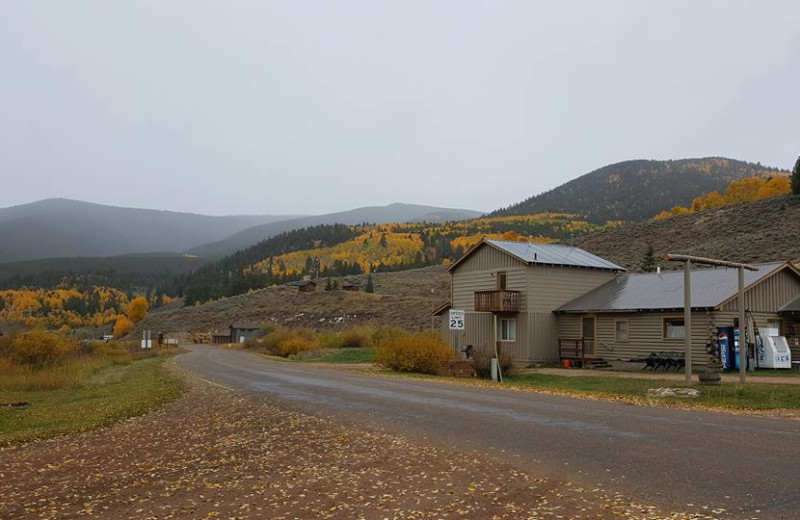 Exterior view of Quartz Creek Lodge.