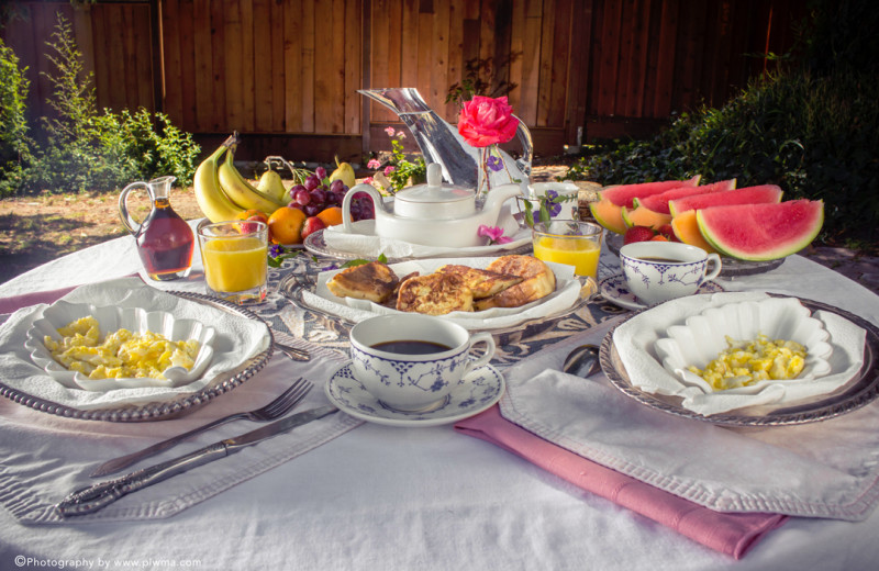 Breakfast at Cliff Crest Bed 