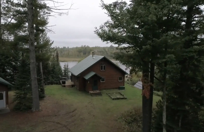 Exterior view of Wild Rivers Whitetails Lodge.