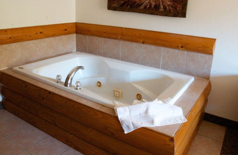 Guest jacuzzi at Grizzly Jacks Grand Bear Resort.
