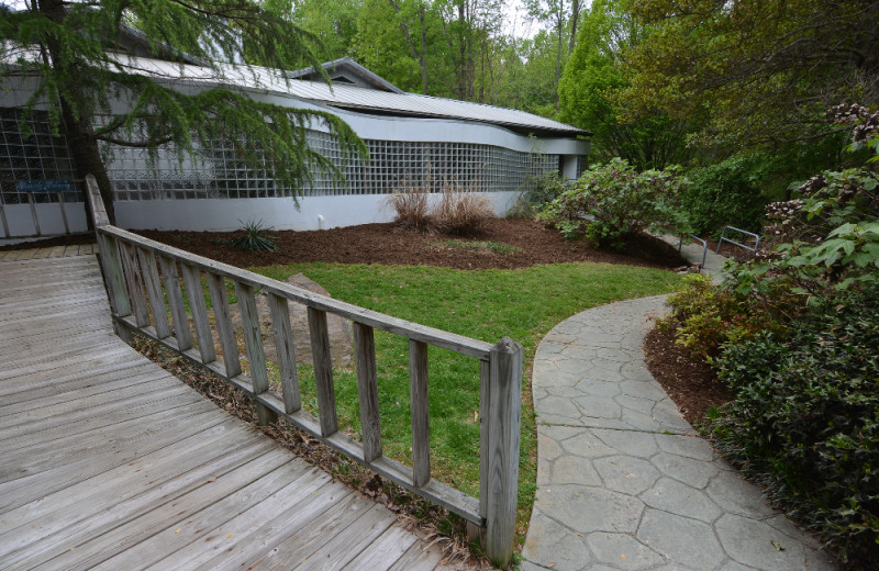 Exterior view of Pilot Knob Inn Bed & Breakfast.