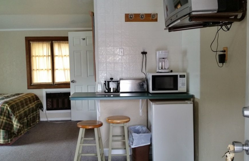 Guest room with microwave at The Lantern Inn.