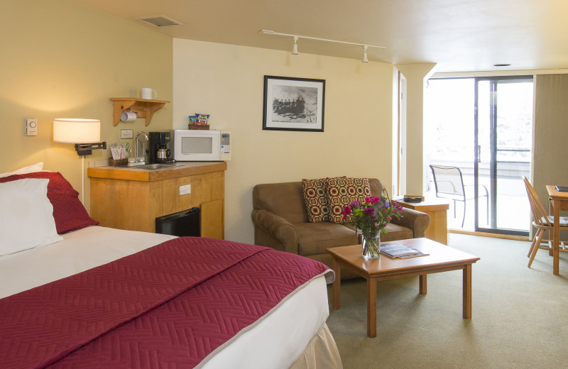 Deluxe rooms have a sitting area, flat screet tv, and a balcony.