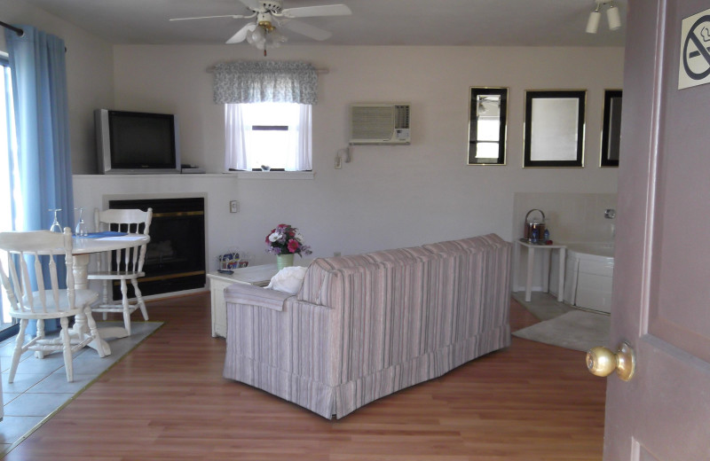 Living room at Bull Shoals Lake Resort.