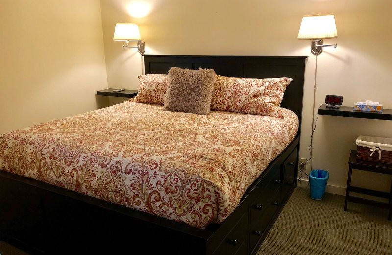 Guest bedroom at Hi-Tide Ocean Beach Resort.