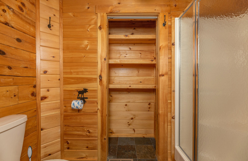 Bathroom at American Patriot Getaways - Smokies Paradise Lodge.