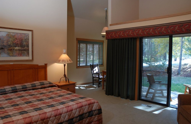 Guest room at The Pines at Sunriver.