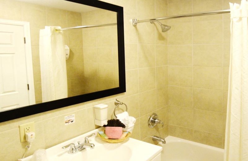 Guest bathroom at Murphy's River Lodge.