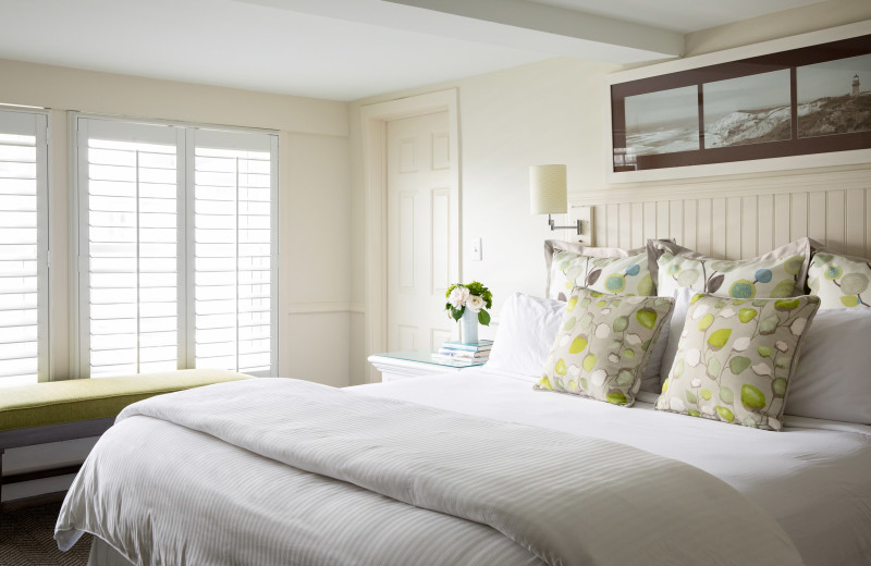 Guest bedroom at Vineyard Square Hotel & Suites.