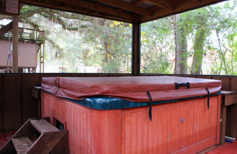 Hot tub at Berry Creek Cabins.