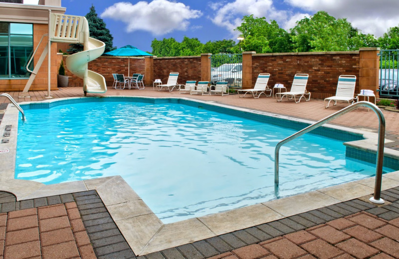 Outdoor pool at Courtyard by Marriott Niagara Falls.