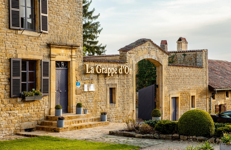 Exterior view of Auberge de la Grappe d'Or.