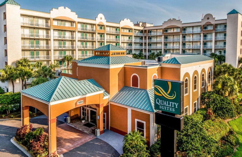 Exterior view of Quality Suites Universal Orlando.