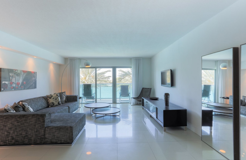 Guest living room at Bal Harbour Quarzo Luxury Boutique Hotel.