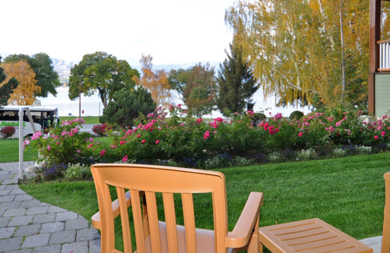 View of grounds at Lakeside Lodge & Suites.