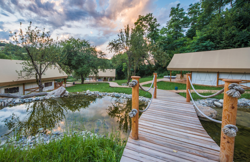 Exterior vie wof Chateau Ramšak Glamping Resort.