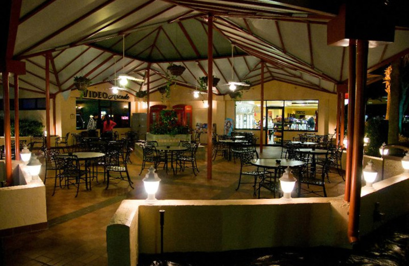 Outdoor dining area at Rosen Inn at Pointe Orlando.