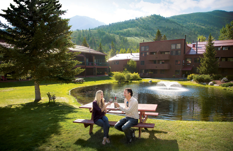 Couple picnic at Rock Creek Resort.