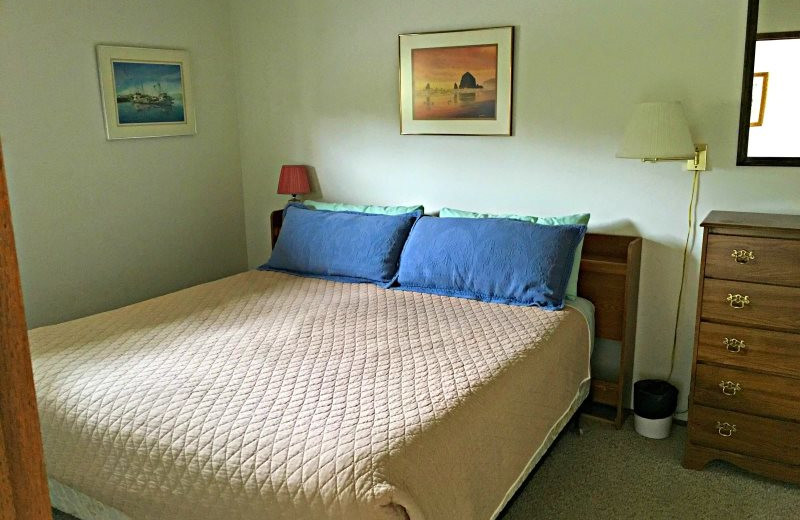 Guest bedroom at Hi-Tide Ocean Beach Resort.