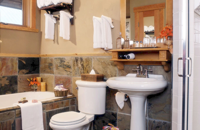 Bathroom at Paintbox Lodge