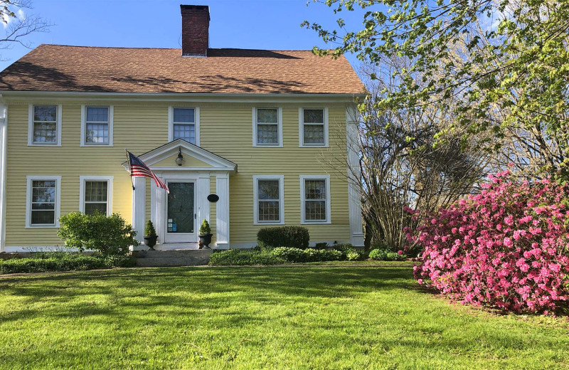 Exterior view of Stonecroft Country Inn.