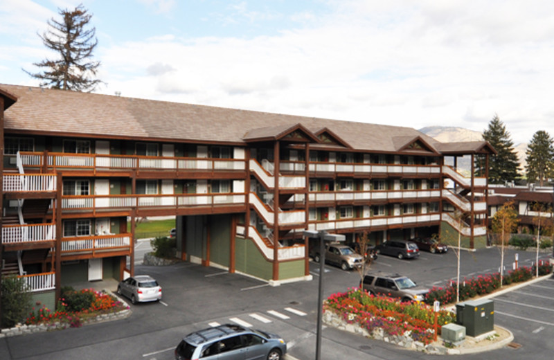 Exterior view of Lakeside Lodge & Suites.