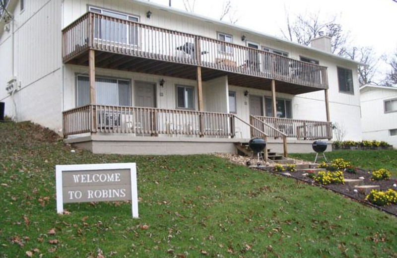 Exterior view of Robin's Resort.
