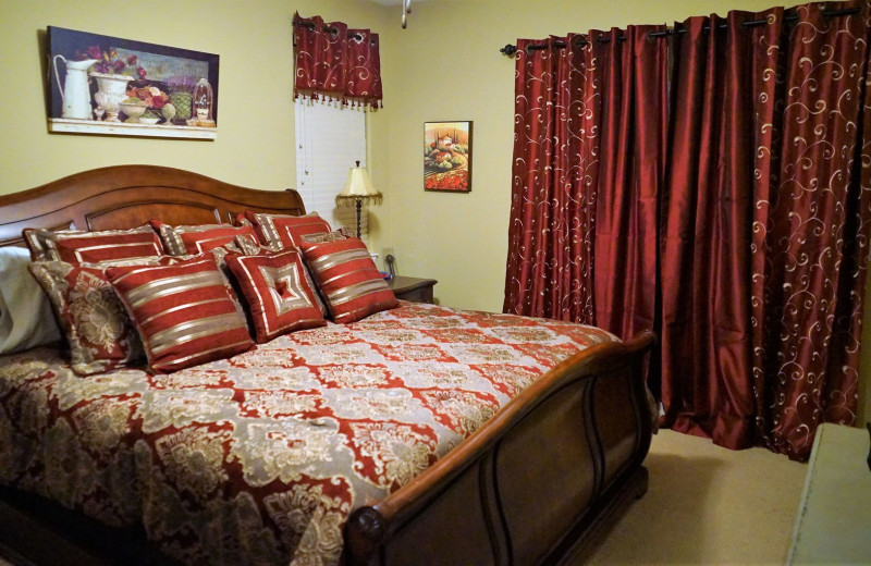 Guest bedroom at LuLas Getaway.