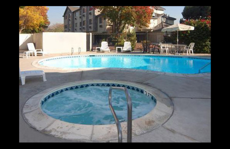 Outdoor pool and hot tub at Clarion Inn Silicon Valley.