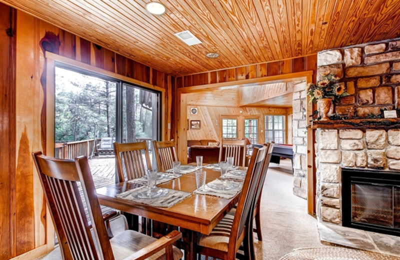 Cabin dining room at Hummingbird Cabins.