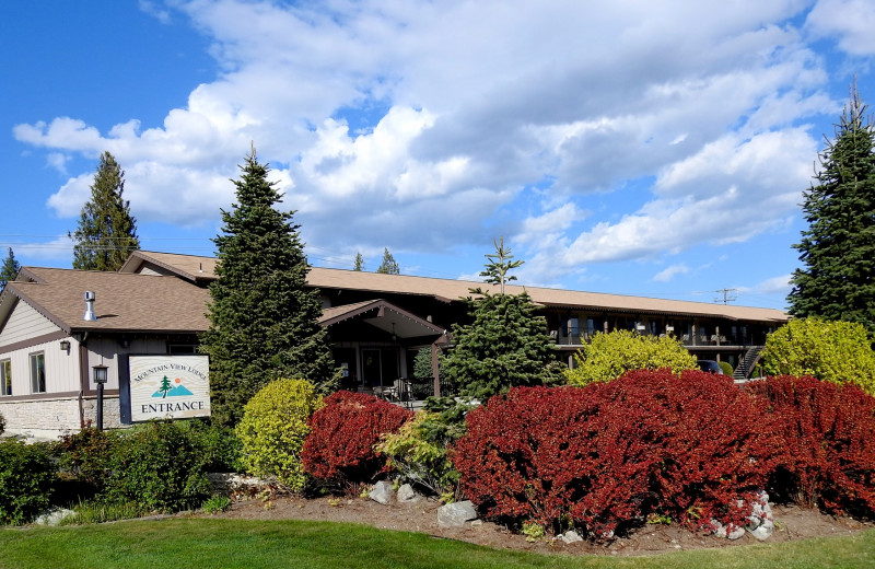 Exterior view of Mountain View Lodge.