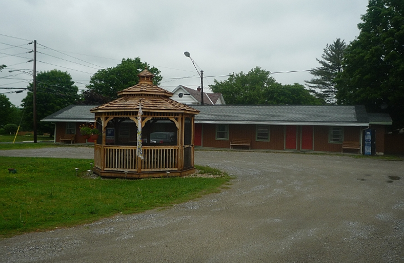 Exterior view of The Lanesborough Country Inn.