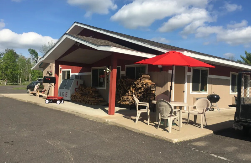 Exterior view of Quadna Mountain Motel 