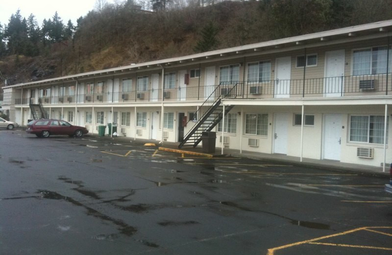 Exterior view of Kalama River Inn.