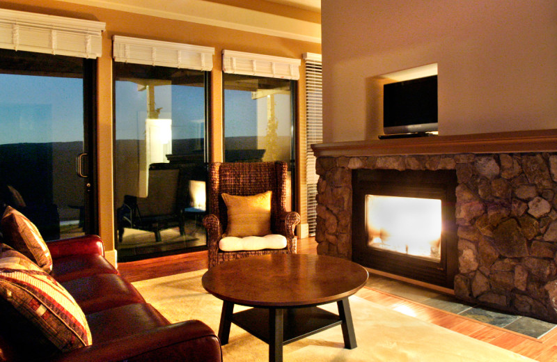 Guest room at Cave B Inn at SageCliffe.