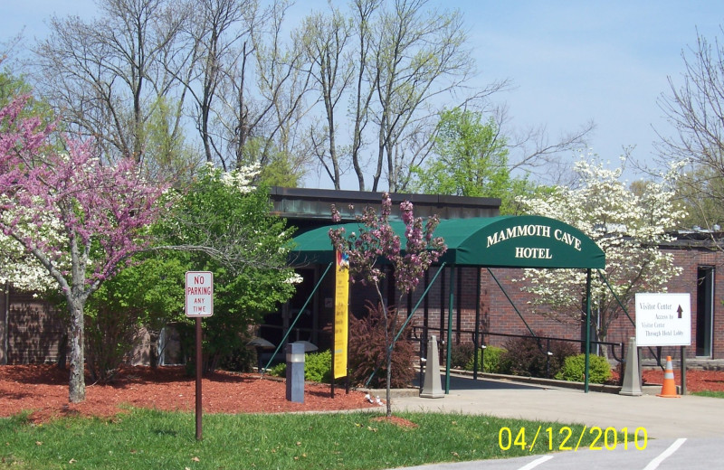 Exterior view of Mammoth Cave Hotel.