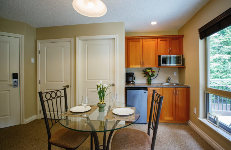 Guest kitchen at Sunrise Ridge Waterfront Resort.