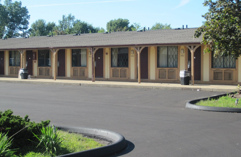 Exterior view of Kensington Inn.