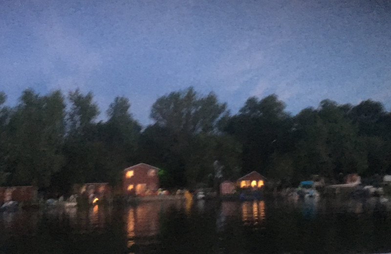 Exterior view of Diamond Lake Resort.