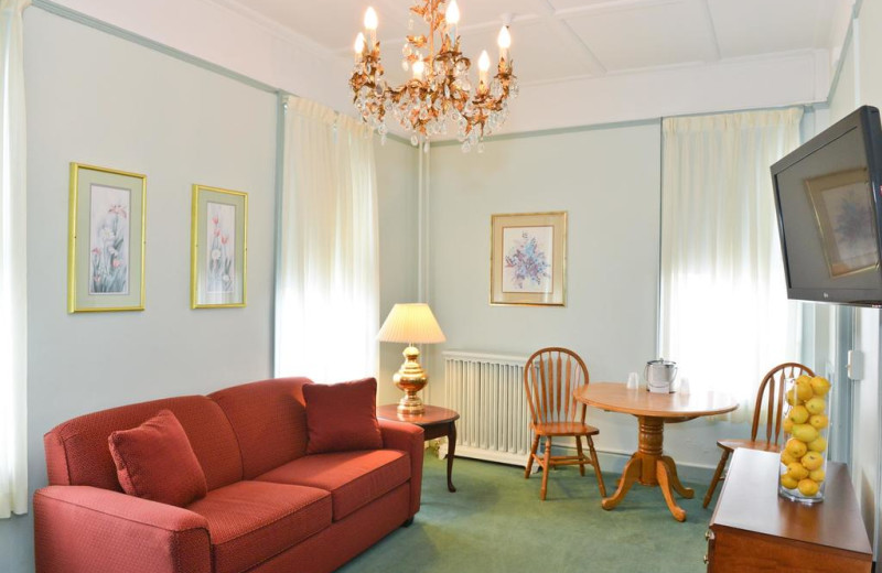 Guest living room at Penn Wells Hotel & Lodge.