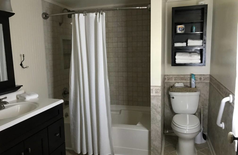 Guest bathroom at Hocking Hills Inn.
