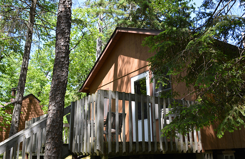 Cabin exterior view of Upper Cullen Resort.