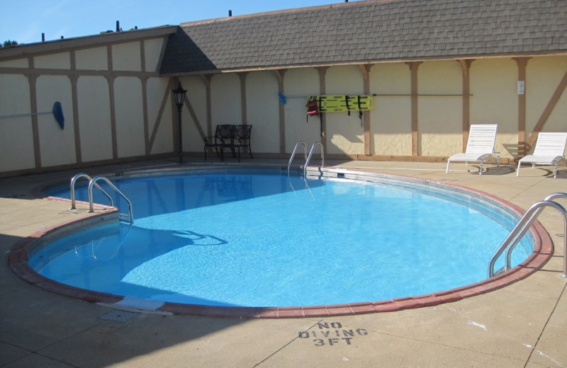 Outdoor pool at Kensington Inn.