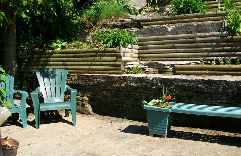 Patio at Angel Rock Waterfront Cottages.